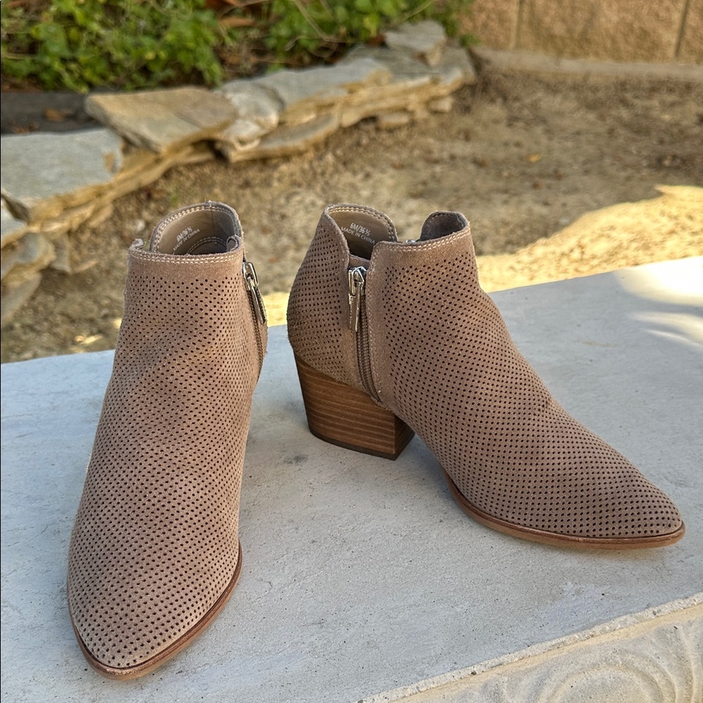 Vince Camuto Beige Tan Perforated Suede Leather Stacked Heel Ankle Boots 6M 36.5